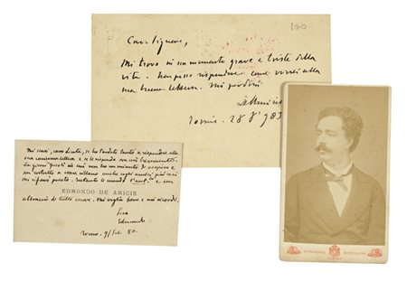 De Amicis Edmondo, Ritratto fotografico all'albumina dello scrittore con dedica autografa, 1 cartolina e 1 biglietto da visita autografi.  Datati 1880 e 1903. 