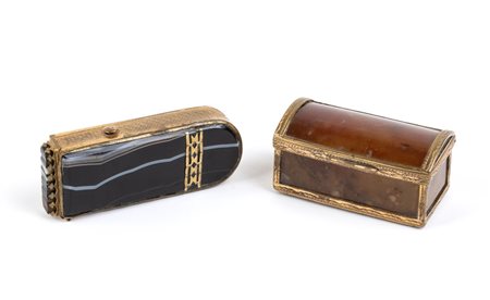 Due scatoline francesi in agata e diaspro XIX secolo con montature in metallo...