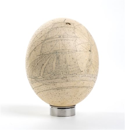 Christofle Uovo di struzzo inciso su base in metallo Altezza totale: 16,5 cm....