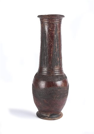Antico vaso in terracotta con lungo collo cilindrico caratterizzato da...