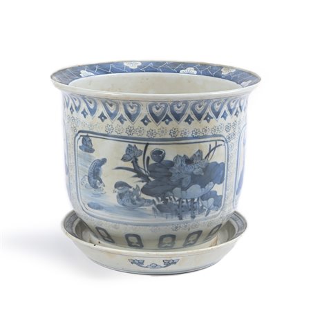 Vaso di gusto orientale in porcellana bianca e blu con piatto sottovaso corpo...