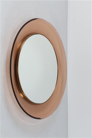 INGRAND MAX (1908 - 1969) Specchio in cristallo rosa, curvato e molato, con...