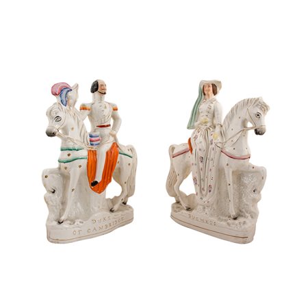 Coppia di statuine in porcellana raffiguranti il duca e la duchessa di...