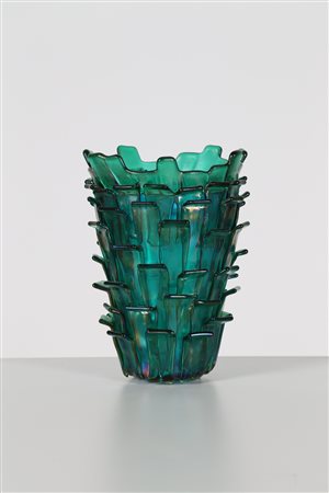 BIANCONI FULVIO (1915 - 1996) Vaso in vetro verde iridato, mod. Ritagli, per...