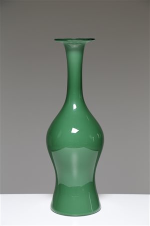 VENINI PAOLO (1895 - 1959) Grande vaso a forma di bottiglia in vetro lattimo...