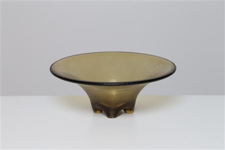 SCARPA CARLO (1906 - 1978) Coppa in vetro color ambra corroso e iridato, per...