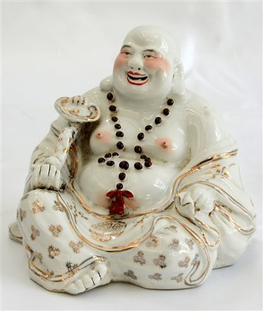 Buddha in porcellana policroma con scettro ruyi nella mano e decorazioni in...