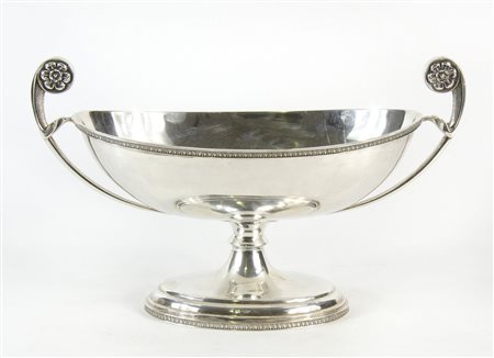 Centrotavola in argento di forma ovale con manici laterali, Punzone Fornari...