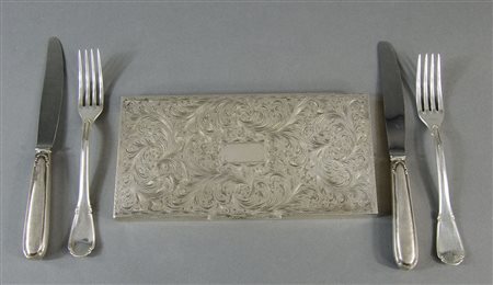 Lotto in argento composto da set di posate e scatola incisa. gr. 670.