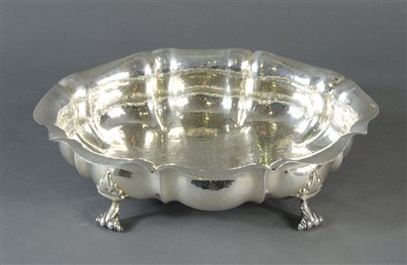 Centrotavola ovale in argento con bordo sagomato. gr. 490.