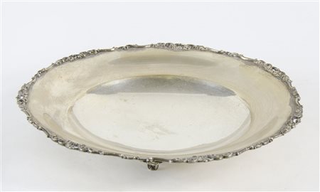 Centrotavola rotondo in argento poggiante su tre piedini. gr. 370.