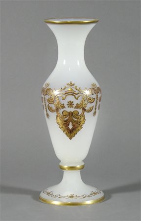 Vaso in vetro opalino con decori e bordi dorati. H. cm. 36,5.