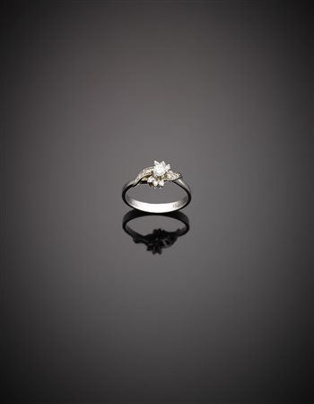Anello in oro bianco con diamanti rotondi, g. 3,20 White gold round diamond...