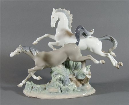 Lladro: scultura in porcellana policroma raffigurante due cavalli. Marcata...