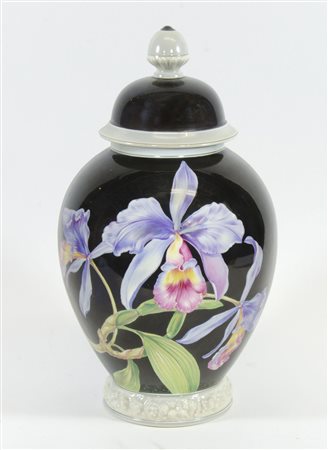 Rosenthal: grande vaso in porcellana policroma decorato a motivi floreali,...