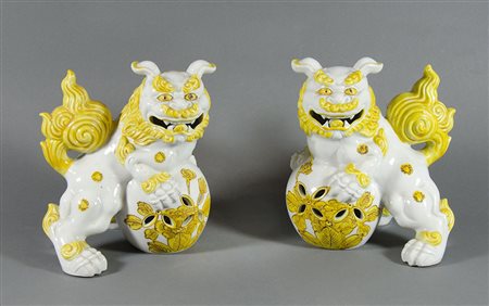 Due cani di Fò in ceramica policroma. Produzione europea. H. cm. 23.