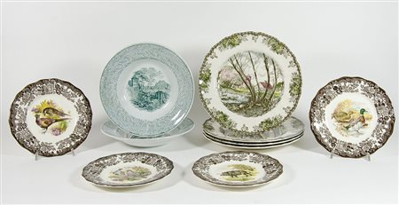 Lotto di vari piatti inglesi in ceramica policroma.