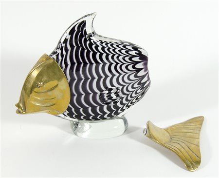 Grande scultura in vetro raffigurante pesce con testa e pinna in bronzo....