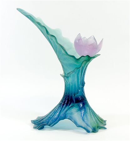 Daum: grande vaso in vetro verde con fiore viola. Firmato Daum France 293. H....
