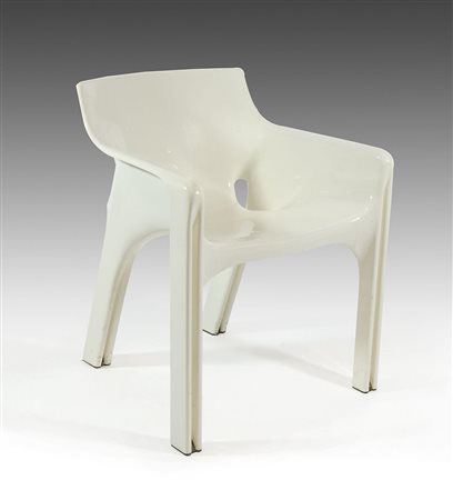 Artemide: sedia bianca modello Gaudi, disegno di V. Magistretti.