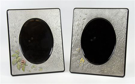 Romagnoli: coppia di grandi cornici portafoto in argento. cm. 34x28.
