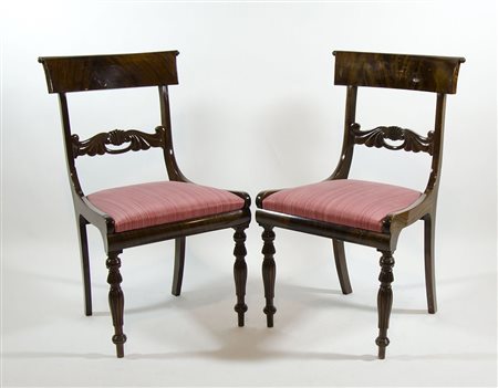 Lotto di 4 sedie in legno con schienale a cartella orizzontale scolpita. XIX...