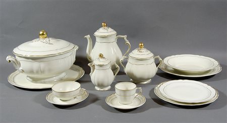 Limoges: servizio di piatti e tazze in porcellana con bordi dorati, composto...