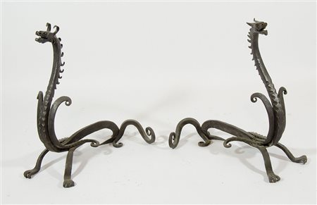 Coppia di alari da camino in ferro battuto a forma di drago.