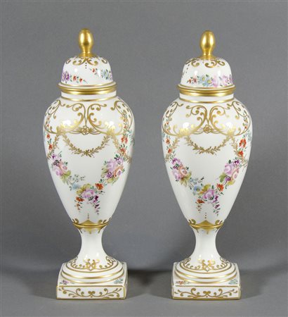 Limoges: coppia di vasi in porcellana con decori floreali, con coperchi. H....