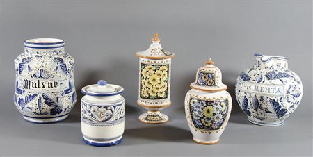 Lotto di 5 oggetti in ceramica policroma tra cui brocche.