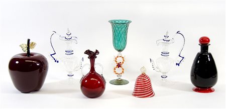 Lotto di vari oggetti in vetro tra cui brocche e vasetti.