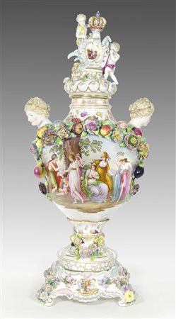 Grande vaso in porcellana policroma con base e coperchio, riccamente decorato...