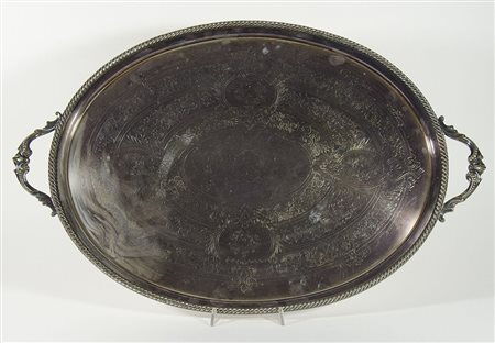 Grande vassoio ovale in metallo argentato con manici laterali. cm. 47x72.