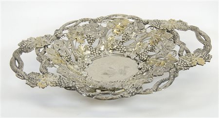 Centrotavola ovale in argento traforato con manici, decorato a motivi di...