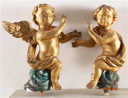MANIFATTURA DEL XVIII SECOLO Coppia di angeli alati in legno dorati. . Cm...