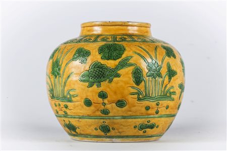 Arte Cinese Vaso in porcellana su fondo giallo Cina, dinastia Ming. -. Cm...