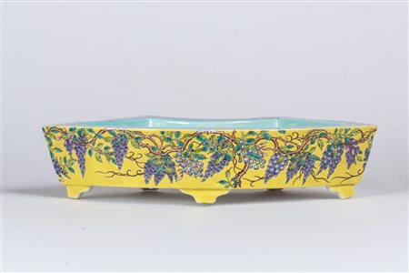 Arte Cinese Parte di antipastiera in porcellana policroma su fondo giallo...