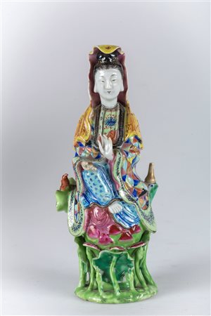 Arte Cinese Figura di Guanyin assisa in porcellana policroma Cina, tardo XIX...