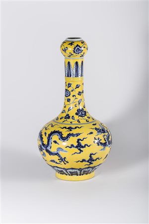 Arte Cinese Bottiglia in porcellana decorata con dragoni su sfondo giallo...