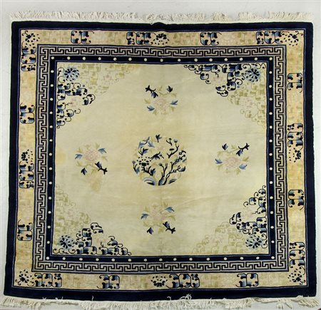 Tappeto cinese, cm. 150x187.