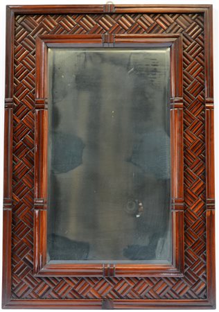 Specchio di forma rettangolare con cornice in legno decorato a finto...