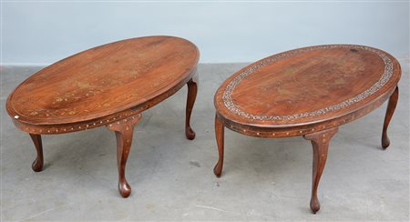 Lotto di due tavoli da salotto di forma ovale intarsiati e decorati a motivi...