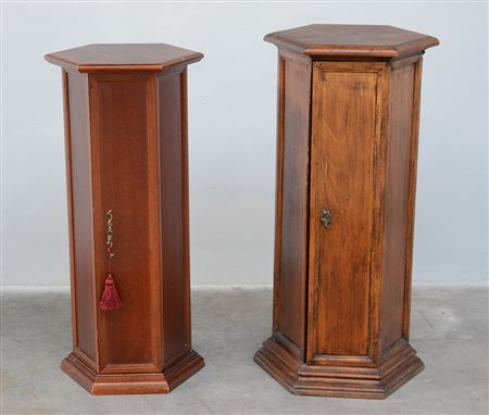 Due colonne porta vasi di forma ottagonale misure ed epoche diverse (difetti)