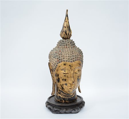 Antica testa raffigurante Buddha in legno dorato con tracce di lacca...