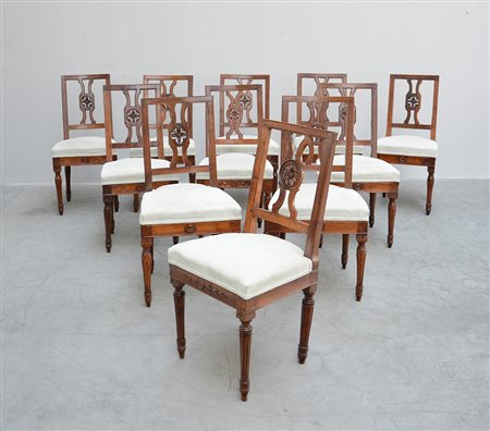 Gruppo di undici sedie in noce con gambe rastremate e dorsale a giorno con...