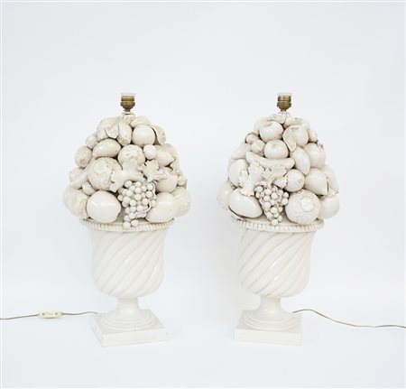 Manifattura del secolo XX. Una coppia di vasi con frutta in ceramica bianca...