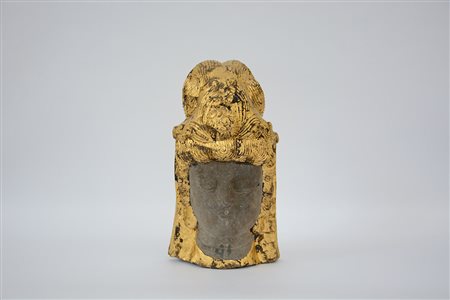 Testa di divinità in pietra decorata a foglie d'oro (h cm 45) (difetti)