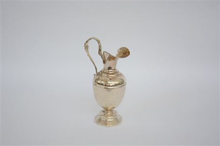 Caraffa in argento a corpo ovoidale e manico ad ansa (h. cm 28) (gr 530 ca.)...