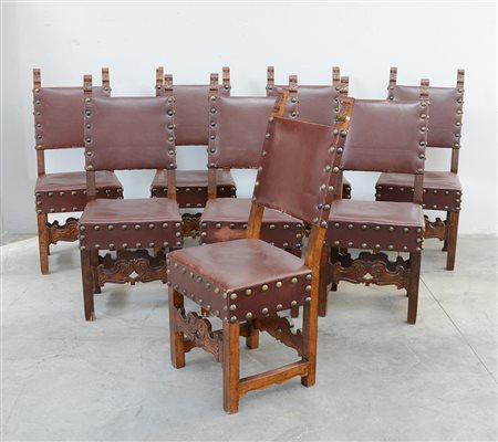 Gruppo di otto sedie in stile rinascimentale con seduta e schienale in pelle...
