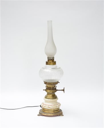 Lampada a petrolio montata a luce elettrica in ceramica e metallo (h cm 62...